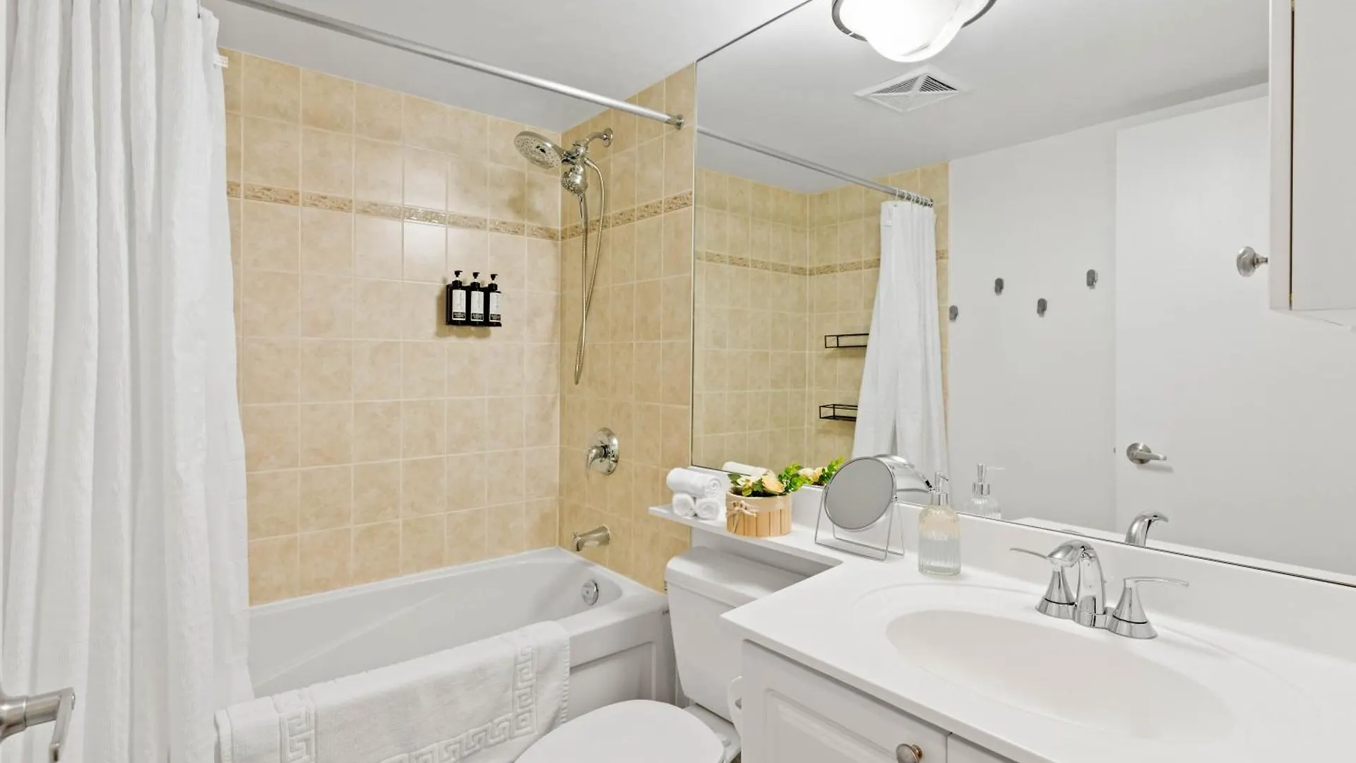 Modern 2Br Downtown Condo, Lakeshore, Exhibition Place, Fort York Toronto
