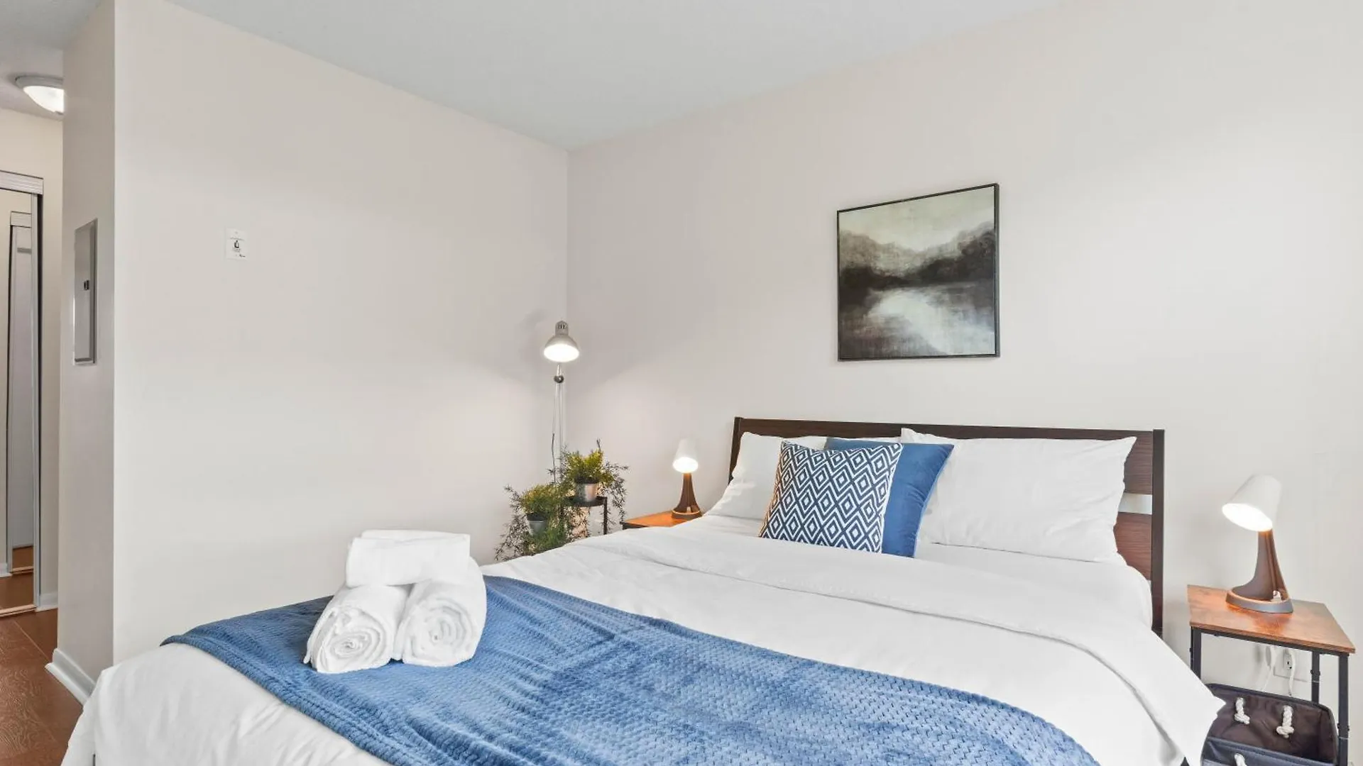Modern 2Br Downtown Condo, Lakeshore, Exhibition Place, Fort York Toronto