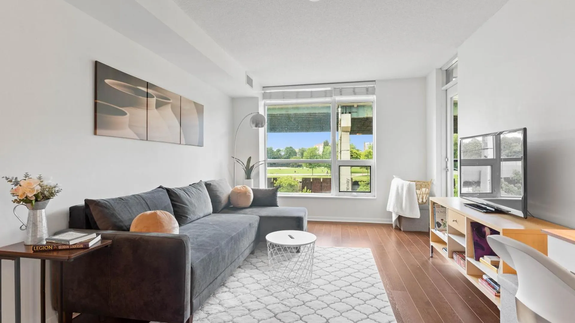 Modern 2Br Downtown Condo, Lakeshore, Exhibition Place, Fort York Toronto