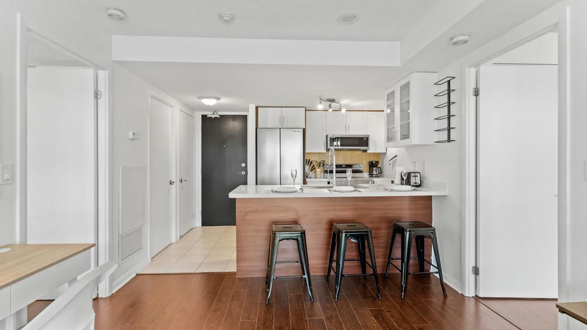 Modern 2Br Downtown Condo, Lakeshore, Exhibition Place, Fort York Toronto