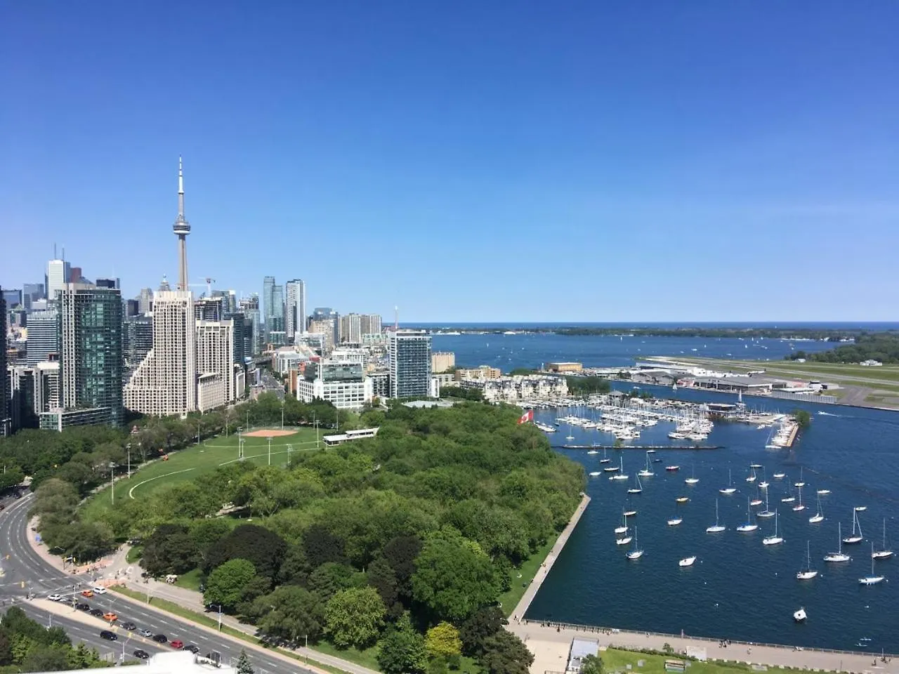 Modern 2Br Downtown Condo, Lakeshore, Exhibition Place, Fort York Toronto 0*,  Canada
