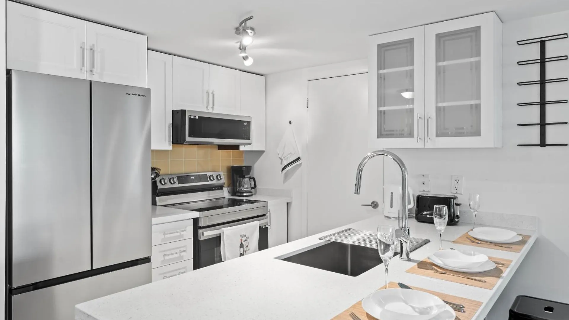 Modern 2Br Downtown Condo, Lakeshore, Exhibition Place, Fort York Toronto Apartment