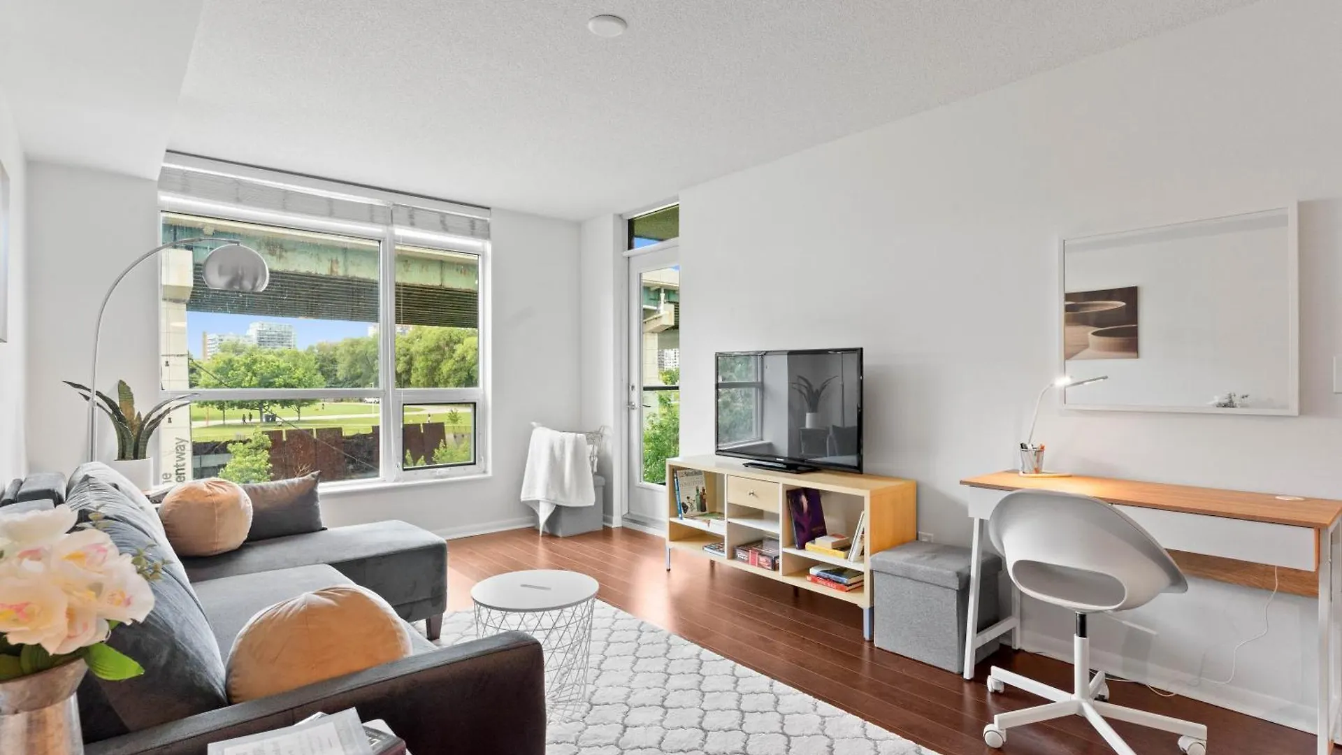 Modern 2Br Downtown Condo, Lakeshore, Exhibition Place, Fort York Toronto