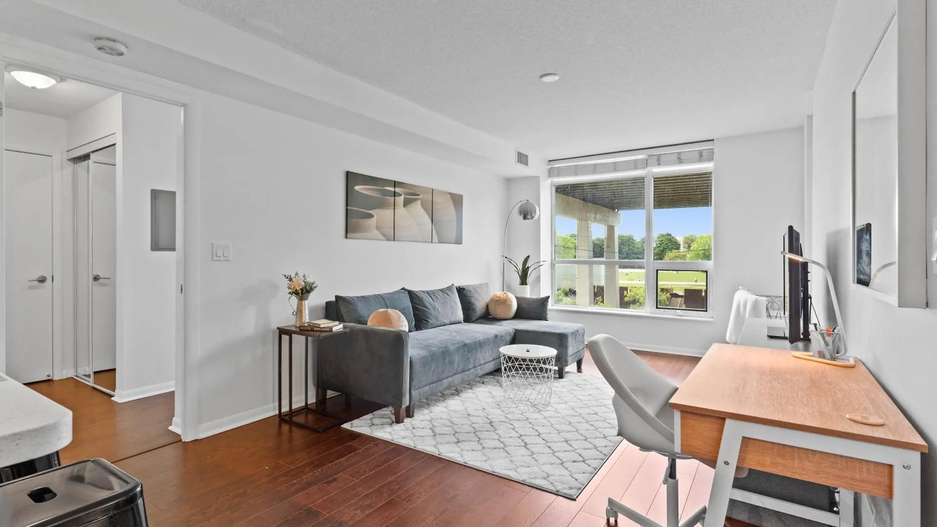 Modern 2Br Downtown Condo, Lakeshore, Exhibition Place, Fort York Toronto Canada
