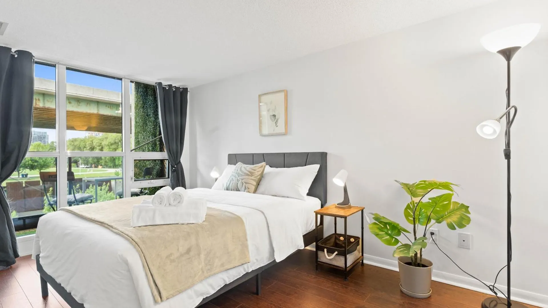 Modern 2Br Downtown Condo, Lakeshore, Exhibition Place, Fort York Toronto 0*,  Canada
