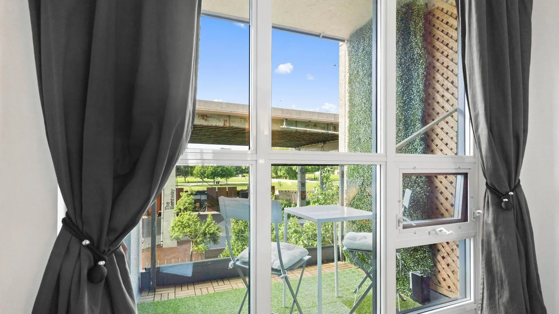 Modern 2Br Downtown Condo, Lakeshore, Exhibition Place, Fort York Toronto